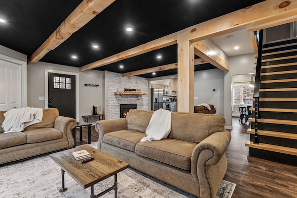 TV connectée, cheminée, livres