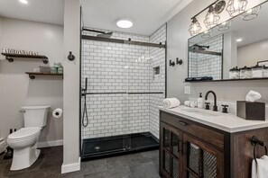 Douche, sèche-cheveux, serviettes fournies, savon
