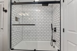 Douche, sèche-cheveux, serviettes fournies, savon