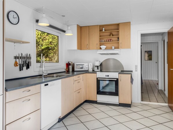 Kühlschrank, Mikrowelle, Ofen, Geschirrspüler