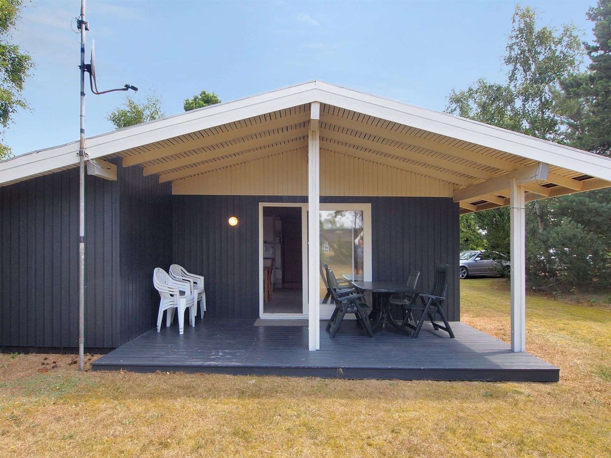 Een modern, gelijkvloers gebouw met een overdekte patio.