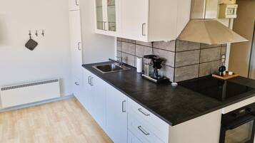 Réfrigérateur, micro-ondes, batterie de cuisine, vaisselle et ustensiles