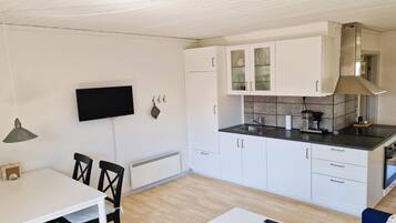 Réfrigérateur, micro-ondes, batterie de cuisine, vaisselle et ustensiles