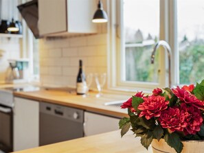 Køleskab, ovn, opvaskemaskine, højstol