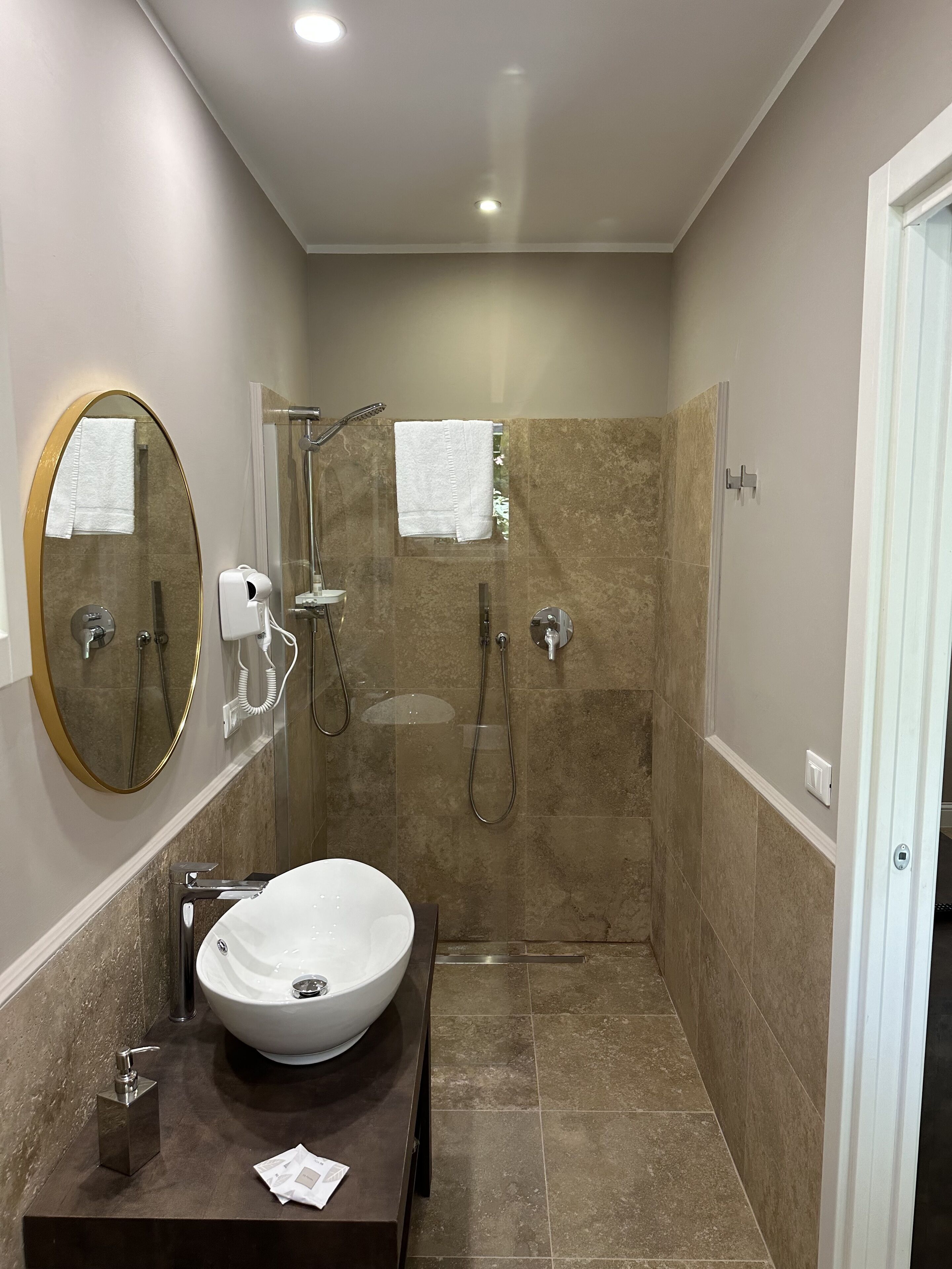 Superior matrimoniale | Badezimmer | Kostenlose Toilettenartikel, Handtücher