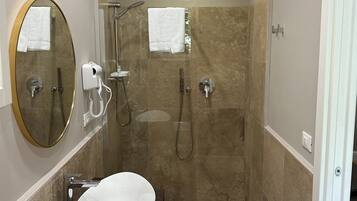Superior matrimoniale | Badezimmer | Kostenlose Toilettenartikel, Handtücher