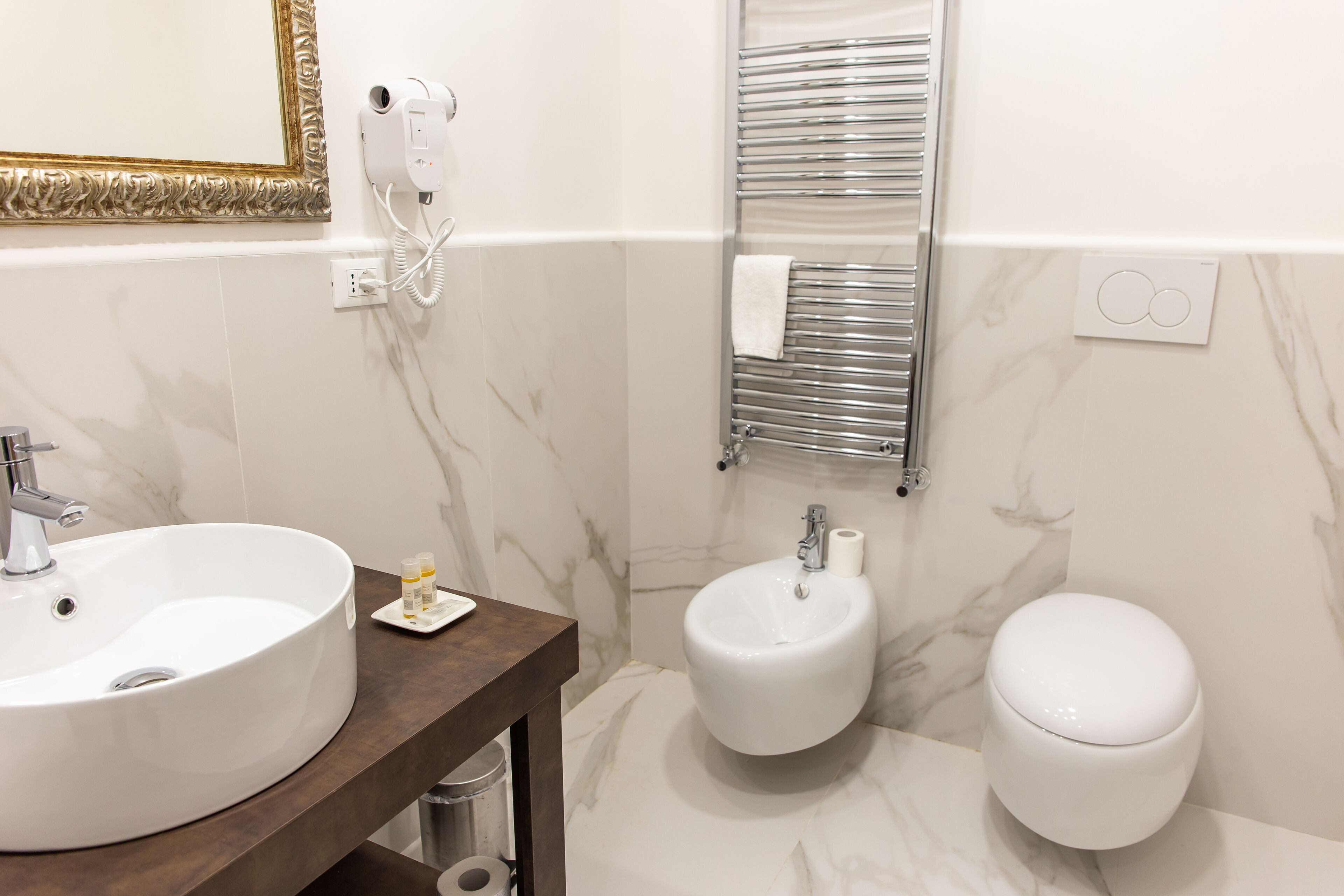 Ein Badezimmer mit Waschbecken, Bidet und Toilette.
