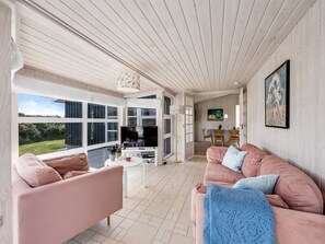 Fernseher, Kamin, DVD-Player