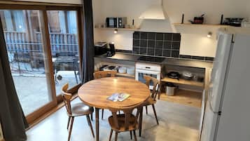 Een koelkast, een microgolfoven, een oven, een kookplaat