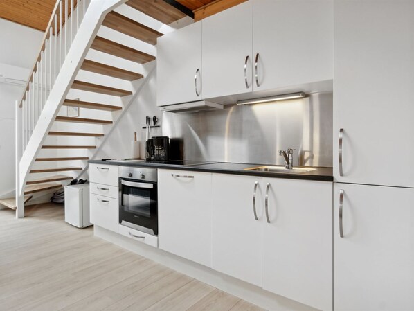Fridge, oven, dishwasher, cookware/dishes/utensils