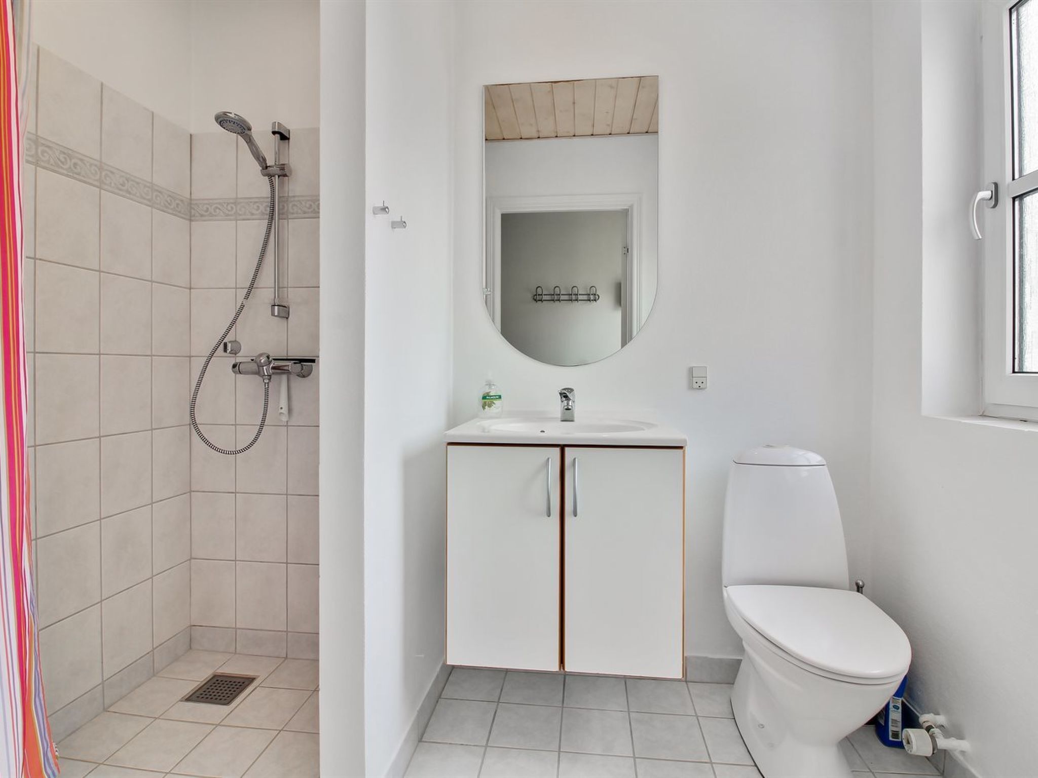 Une salle de bain moderne équipée d’une douche, de toilettes et d’un lavabo.