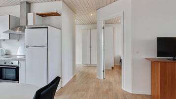 Køleskab, opvaskemaskine, køkkentøj/tallerkener/redskaber