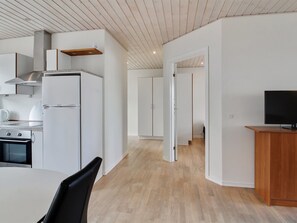 Køleskab, opvaskemaskine, køkkentøj/tallerkener/redskaber