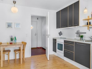 Fridge, oven, dishwasher, cookware/dishes/utensils