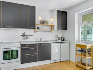 Refrigerador, horno, lavavajillas y utensilios de cocina