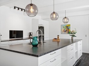 Refrigerador, microondas, lavavajillas y utensilios de cocina 