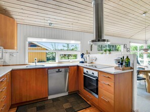 Kühlschrank, Mikrowelle, Geschirrspüler, Kochgeschirr/Geschirr/Besteck