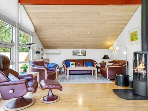 Een televisie en een open haard