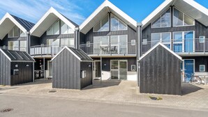 Un bâtiment moderne doté de nombreux balcons et de grandes fenêtres.