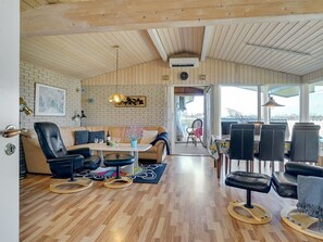 Fernseher, Kamin, DVD-Player