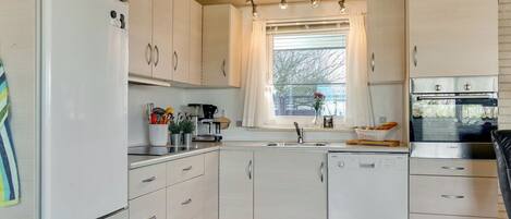 Fridge, microwave, dishwasher, cookware/dishes/utensils