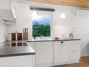 Refrigerador, microondas, lavavajillas y utensilios de cocina 
