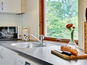 Fridge, microwave, dishwasher, cookware/dishes/utensils