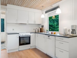 Refrigerador, microondas, lavavajillas y utensilios de cocina 