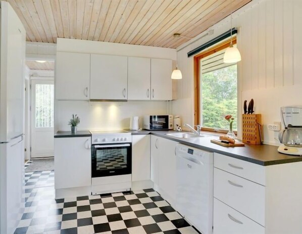 Fridge, microwave, dishwasher, cookware/dishes/utensils
