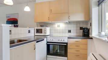 Fridge, microwave, dishwasher, cookware/dishes/utensils