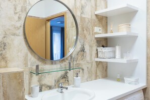 Haartrockner, Handtücher, Seife, Toilettenpapier