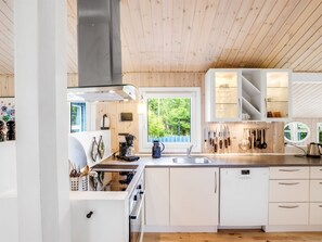 Jääkaappi, mikroaaltouuni, uuni, astianpesukone