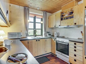 Køleskab, mikrobølgeovn, køkkentøj/tallerkener/redskaber