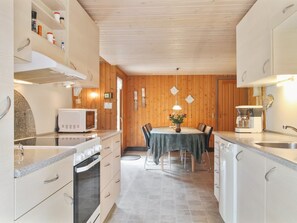 Køleskab, mikrobølgeovn, opvaskemaskine, køkkentøj/tallerkener/redskaber