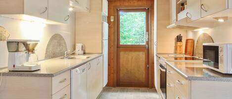 Fridge, microwave, dishwasher, cookware/dishes/utensils