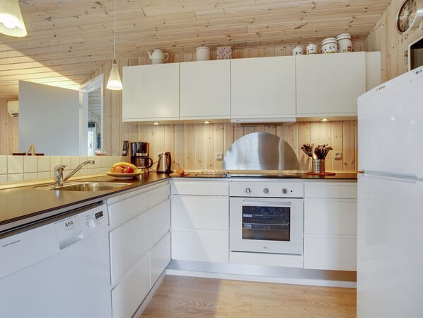 Kühlschrank, Mikrowelle, Ofen, Geschirrspüler