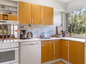 Køleskab, opvaskemaskine, køkkentøj/tallerkener/redskaber