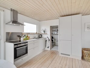 Køleskab, ovn, opvaskemaskine, højstol