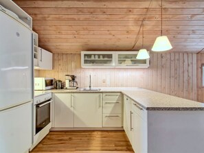 Køleskab, ovn, opvaskemaskine, køkkentøj/tallerkener/redskaber