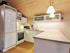 Køleskab, ovn, opvaskemaskine, køkkentøj/tallerkener/redskaber