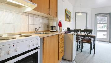 Køleskab, mikrobølgeovn, ovn, højstol