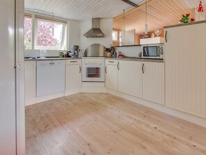 Køleskab, mikrobølgeovn, opvaskemaskine, køkkentøj/tallerkener/redskaber