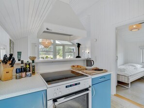 Jääkaappi, astianpesukone, keittoastiat/astiat/ruokailuvälineet