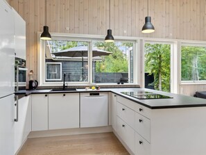 Kjøleskap, mikrobølgeovn, ovn og oppvaskmaskin