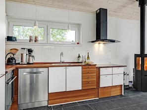 Køleskab, ovn, opvaskemaskine, højstol