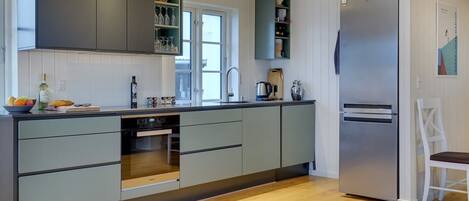 Fridge, oven, dishwasher, cookware/dishes/utensils