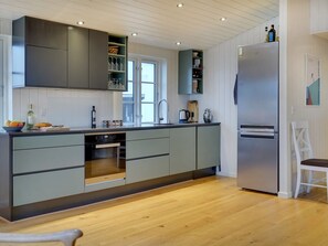 Fridge, oven, dishwasher, cookware/dishes/utensils