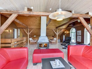 テレビ、暖炉、テーブルサッカー台