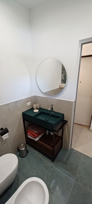 Secadora de cabello, bidet, toallas, jabón 