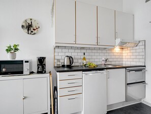 Kühlschrank, Mikrowelle, Kochgeschirr/Geschirr/Besteck